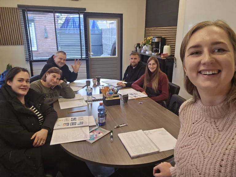Kursanci Taalknobbel z lektorką przy stole podczas kursu holenderskiego w Posterholt