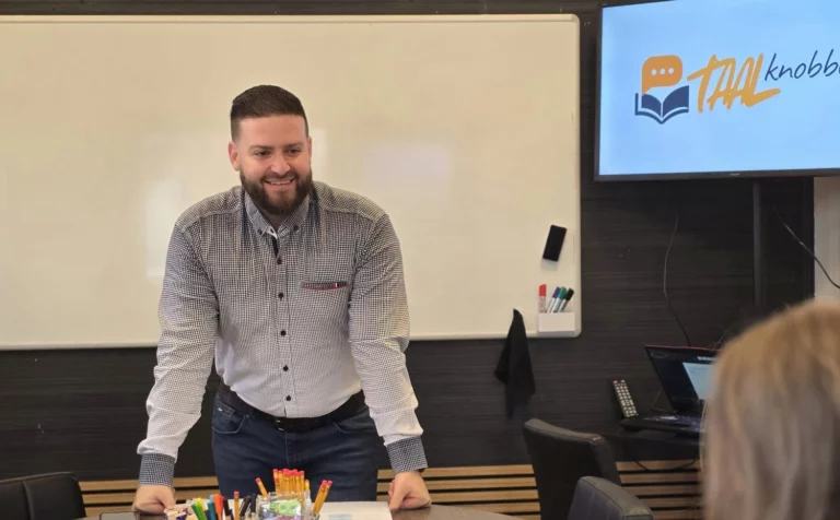 Hassen Bouaza, lektor niderlandzkiego i native speaker, podczas zajęć w Taalknobbel
