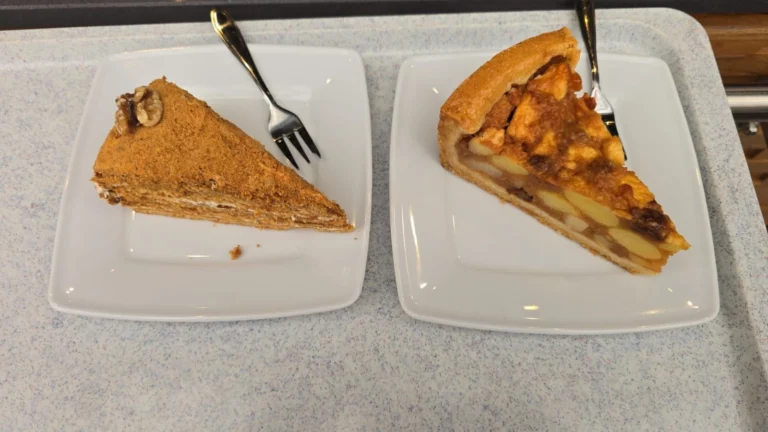 Kawałek miodownika i holenderskiej szarlotki (appeltaart) na urodzinowy poczęstunek