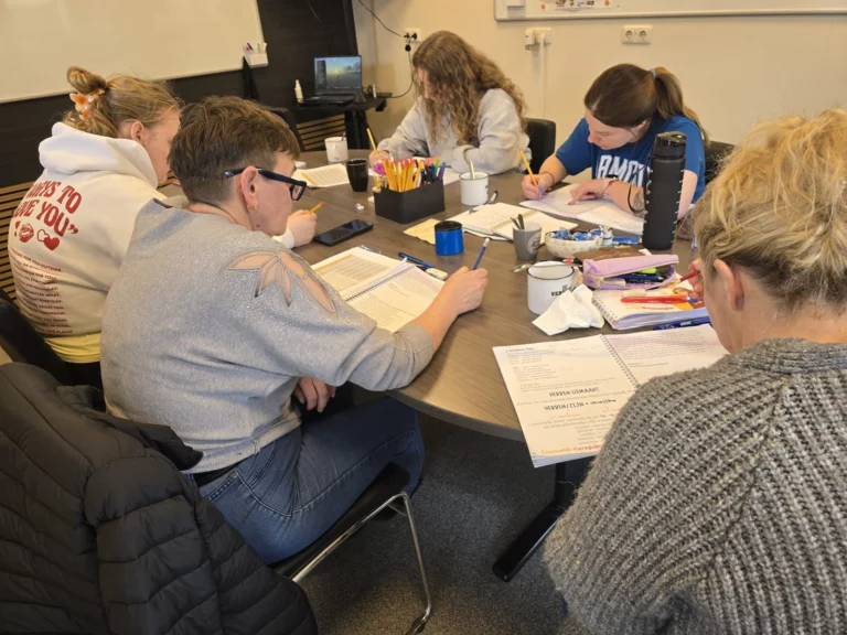 Kursantki pracują z materiałami do nauki holenderskiego podczas zajęć w Posterholt